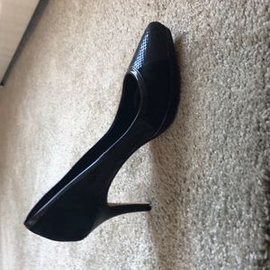 Black pumps